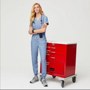 Figs scrub top and bottom